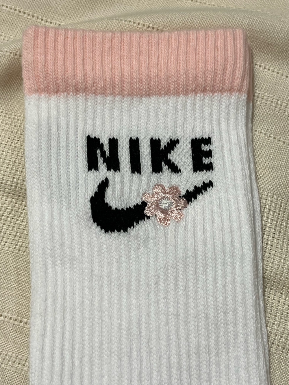 Nike Everyday Plus Dri-FIT Pink & White Floral Crew Sock Trio - Picture 7 of 15